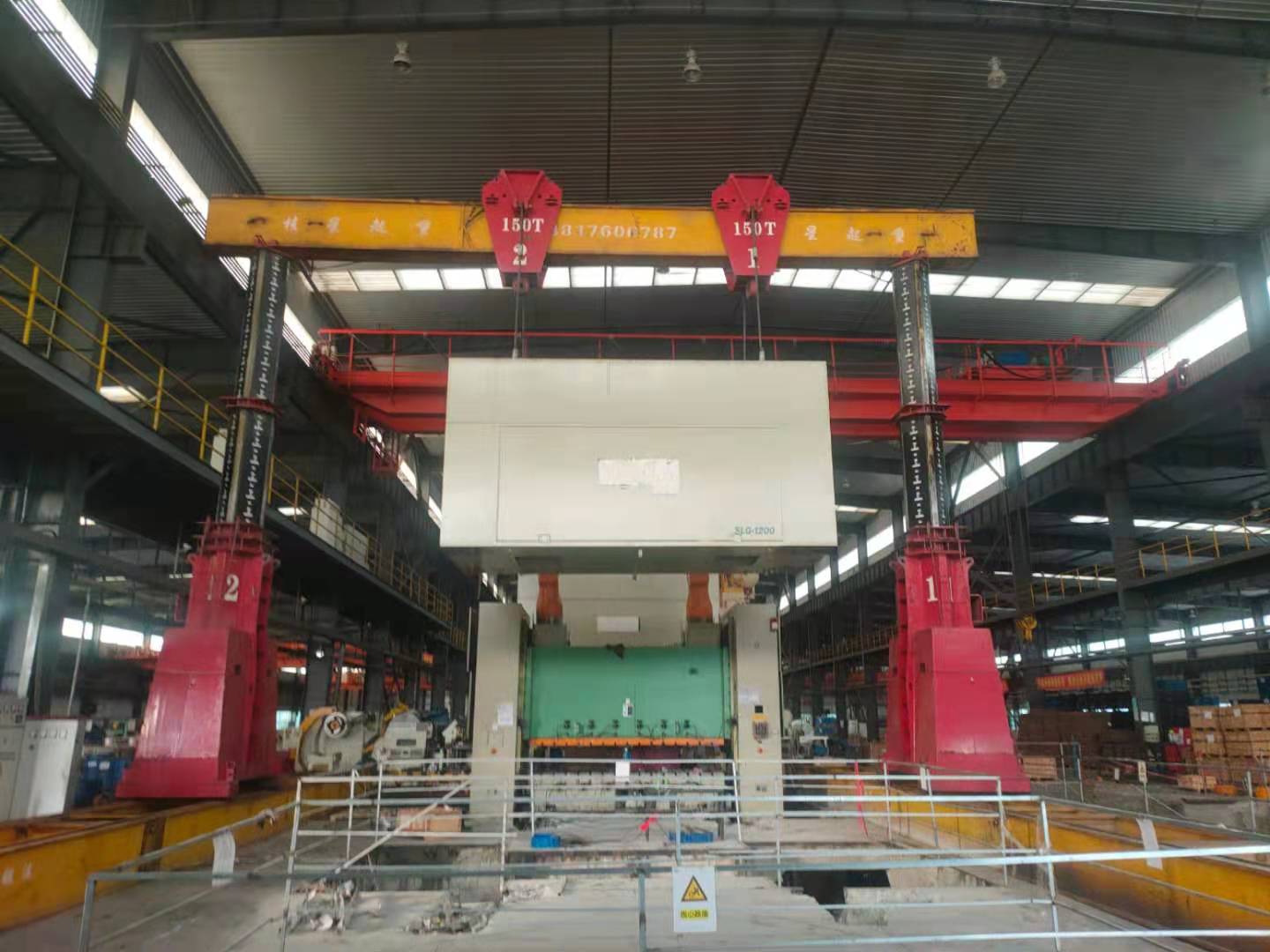 大型設(shè)備龍門吊搬運(yùn)